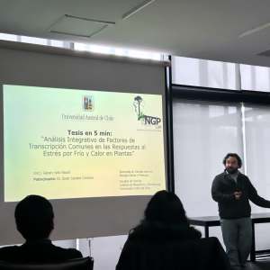 Genaro Soto presentando su tesis doctoral en formato de 5 minutos