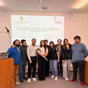 Integrantes del laboratorio frente a una presentación de tesis en la UACh